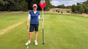 Nes, a lady playing golf.