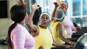 2 women exercising in the gym.