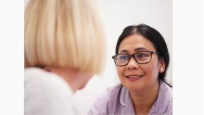 A nurse speaking to a patient.