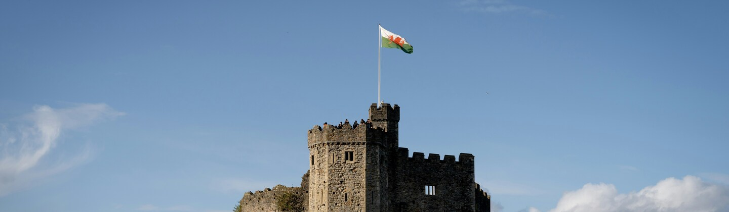 A view of Cardiff castle on a clear, sunny day.