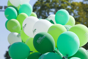 Macmillan balloons at the Edinburgh Marathon 2012